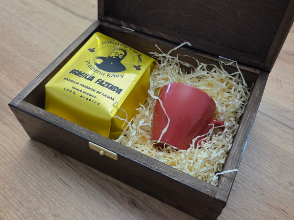 Dárkový set Johnny Coffee: dřevěná krabička, káva Brasil Fazenda 200 g a espresso hrníček