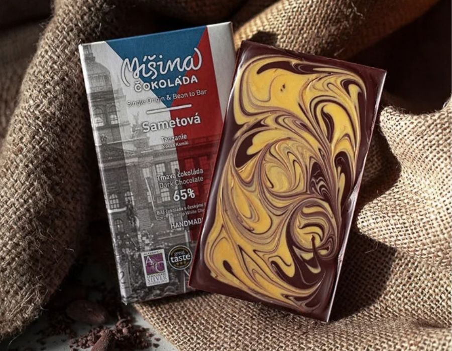 Bean to bar čokoláda Míša: rozlomená tabulka a kakaové boby