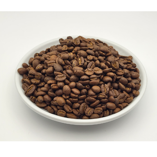 Zrna kávy Guatemala Cobán od Johnny Coffee – detail tmavě pražených zrn