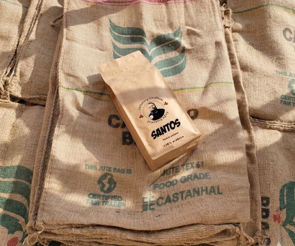 Čerstvě pražená káva Santos z pražírny Johnny Coffee