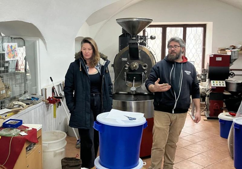 Jan Bohatý – hlavní pražič a barista Johnny Coffee vede prohlídku pražírny v Moravském Krumlově