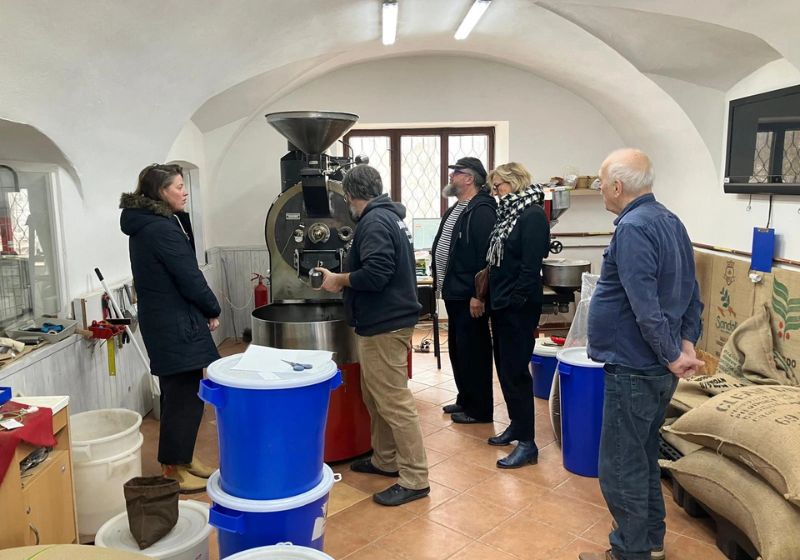 Skupinová prohlídka pražírny Johnny Coffee – interaktivní výklad Jana Bohatého pro skupinu návštěvníků