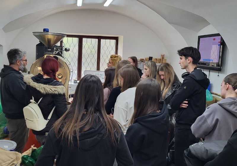 Živé pražení kávy při firemní prohlídce pražírny Johnny Coffee v Moravském Krumlově