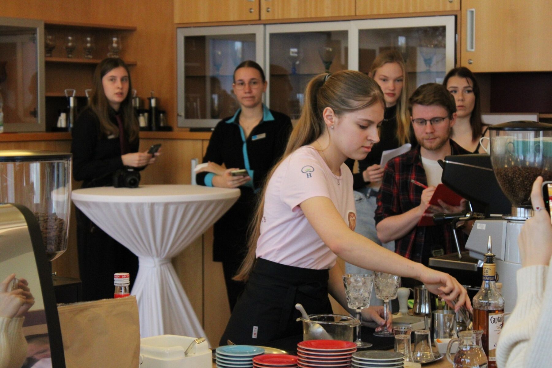 Příprava kávy Johnny Coffee na barista soutěži