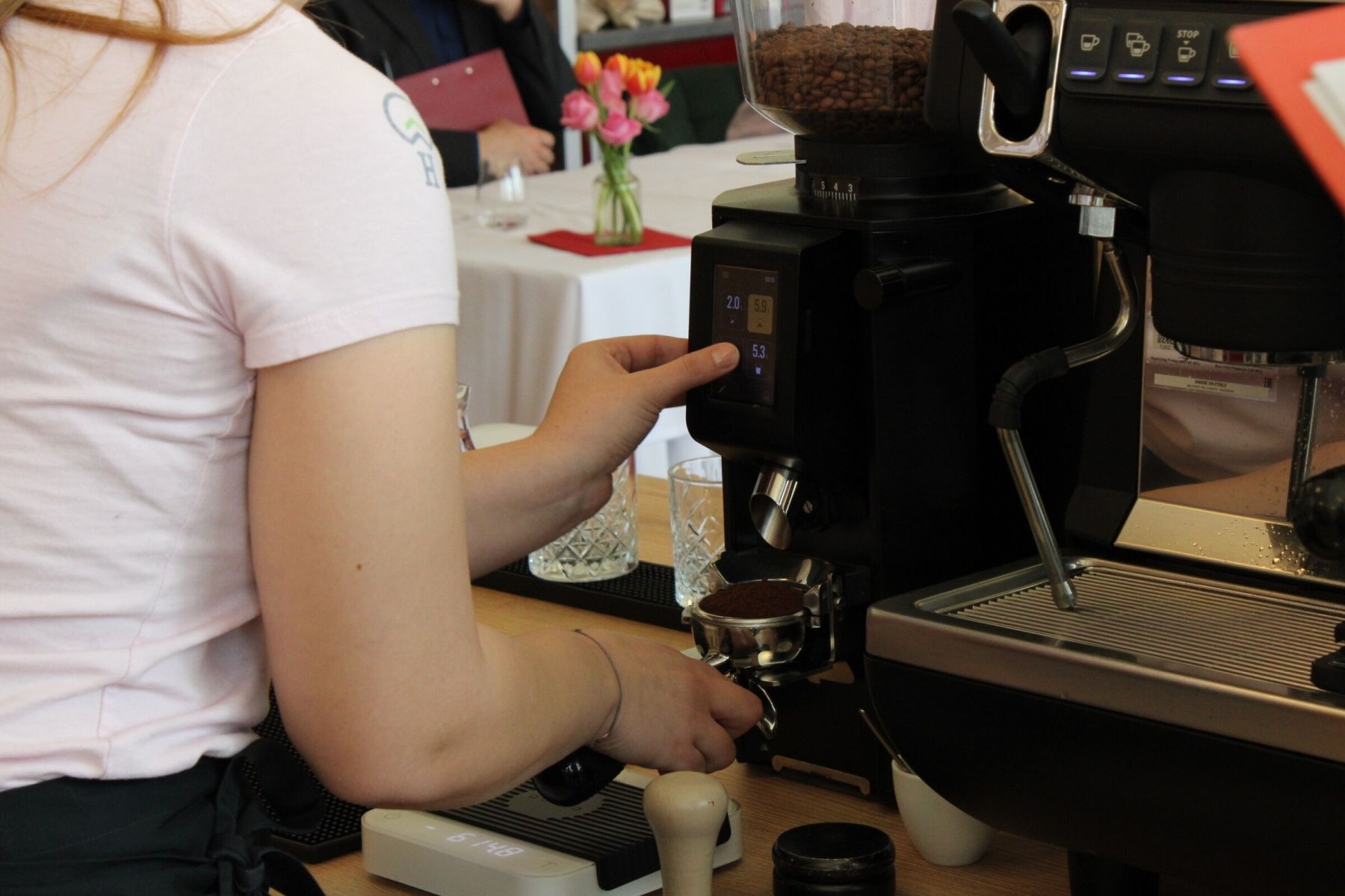 Soutěžící barista při přípravě espressa