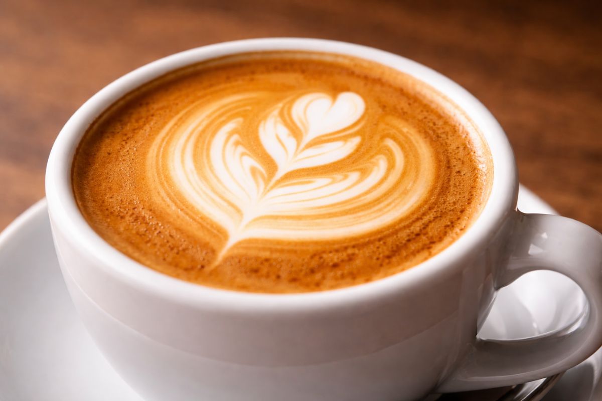 Detail latte artu na cappuccinu — mikropěna s kresbou