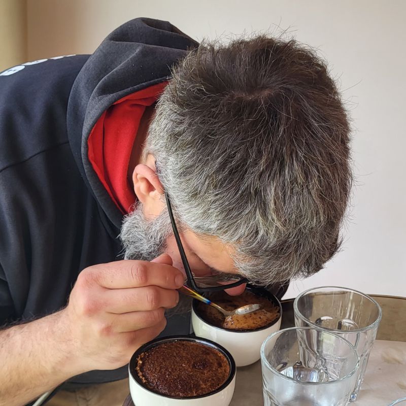 Cupping – proces degustace kávy, detail lžičky a šálků u Johnny Coffee