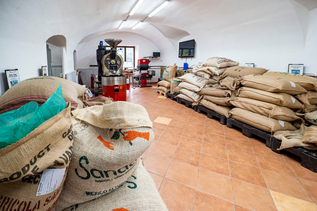 Pražírna Johnny Coffee v Králově dvoře v Moravském Krumlově — interiér s pražičkou kávy