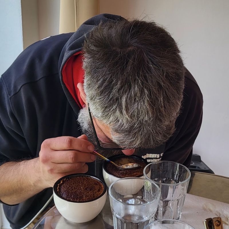 Jan Bohatý – hlavní pražič a barista Johnny Coffee při pražení kávy