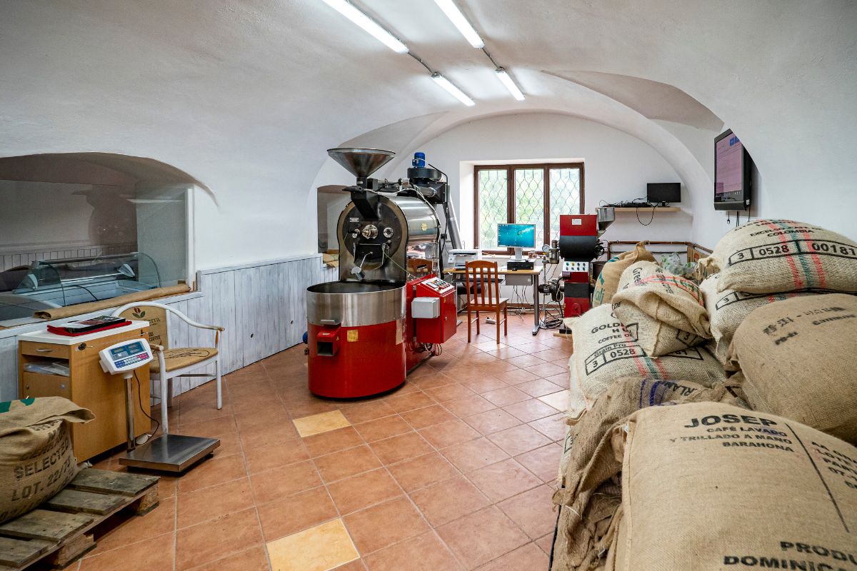 Pražírna kávy Johnny Coffee v Moravském Krumlově — zákulisí