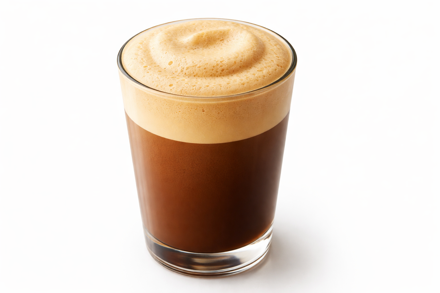 Neprůstřelná káva — hotový nápoj s krémovou pěnou v šálku