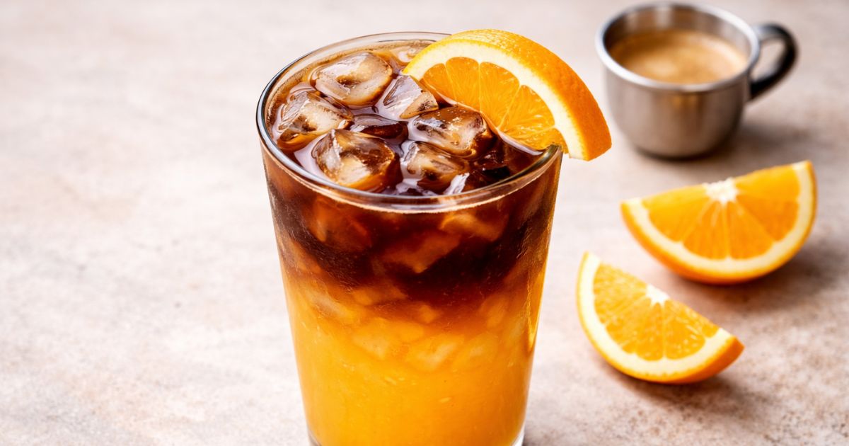 Orange coffee – espresso s pomerančovým džusem a ledem, letní recept Johnny Coffee