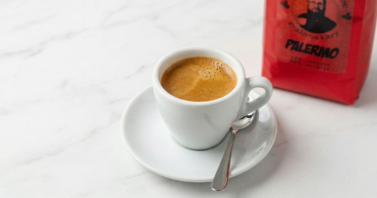 Ristretto v malém šálku — krátké silné espresso s hustou cremou