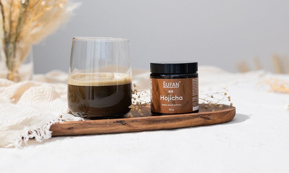 Hojicha – jemně mletý pražený zelený čaj s hnědou barvou a oříškovým profilem