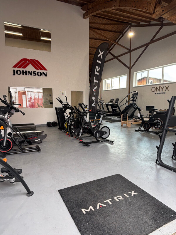 Celkový pohled do showroomu Johnson Fitness v Praze