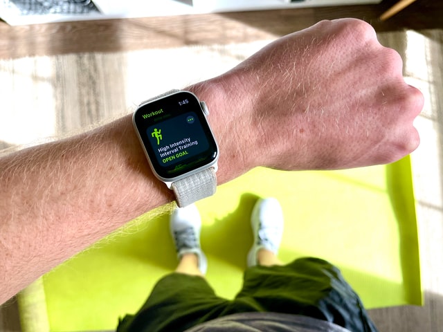 muž kontroluje nastavení HIIT na hodinkách Apple Watch