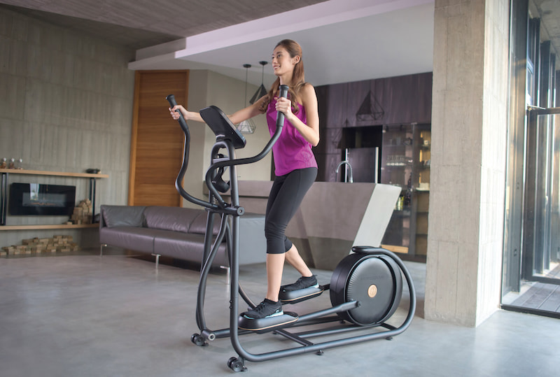 žena cvičí doma na eliptické trenažéru Horizon Fitness Citta