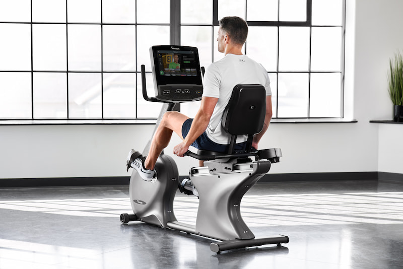 muž jezdí na recumbentu Vision Fitness R600E