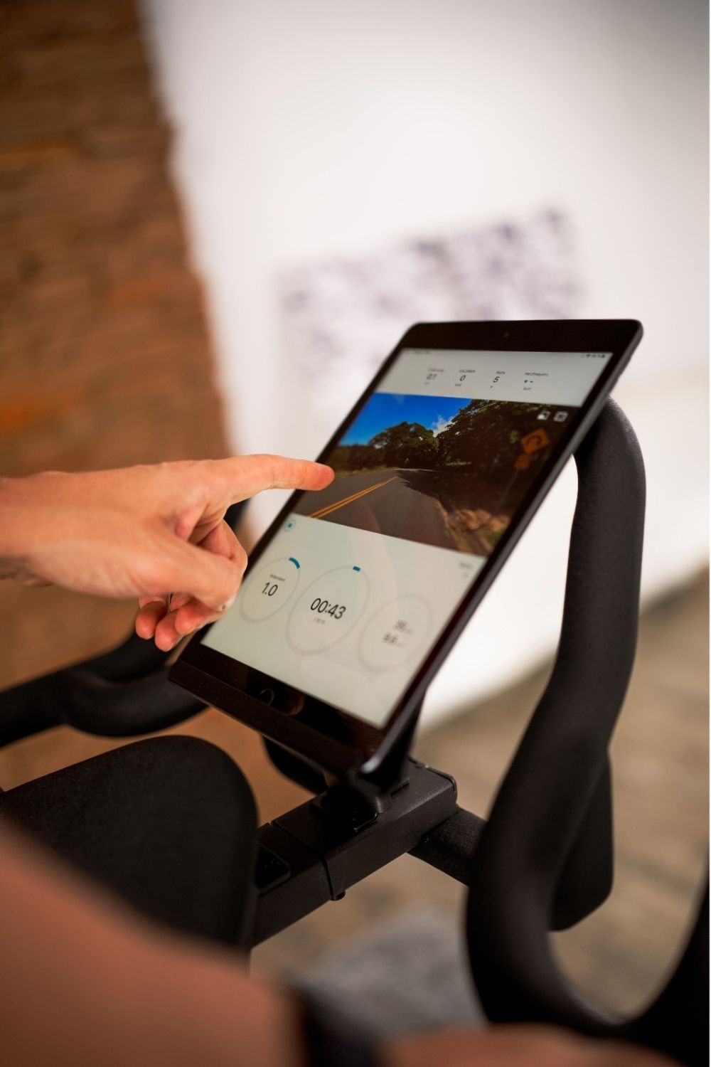 Tablet s aplikací Zwift