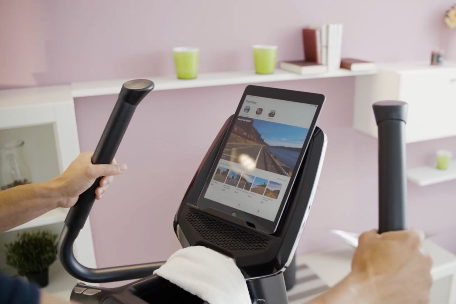 Detailní záběr na pohled konzole s připojeným tabletem pro interaktivní funkce