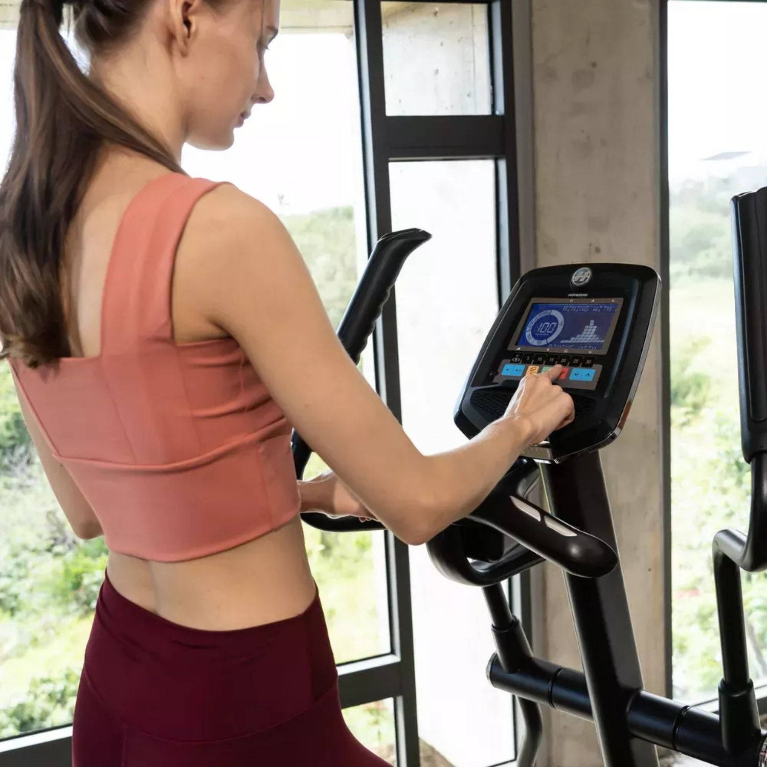 Detail konzole eliptikalu Andes 7.1 s modrým podsvícením