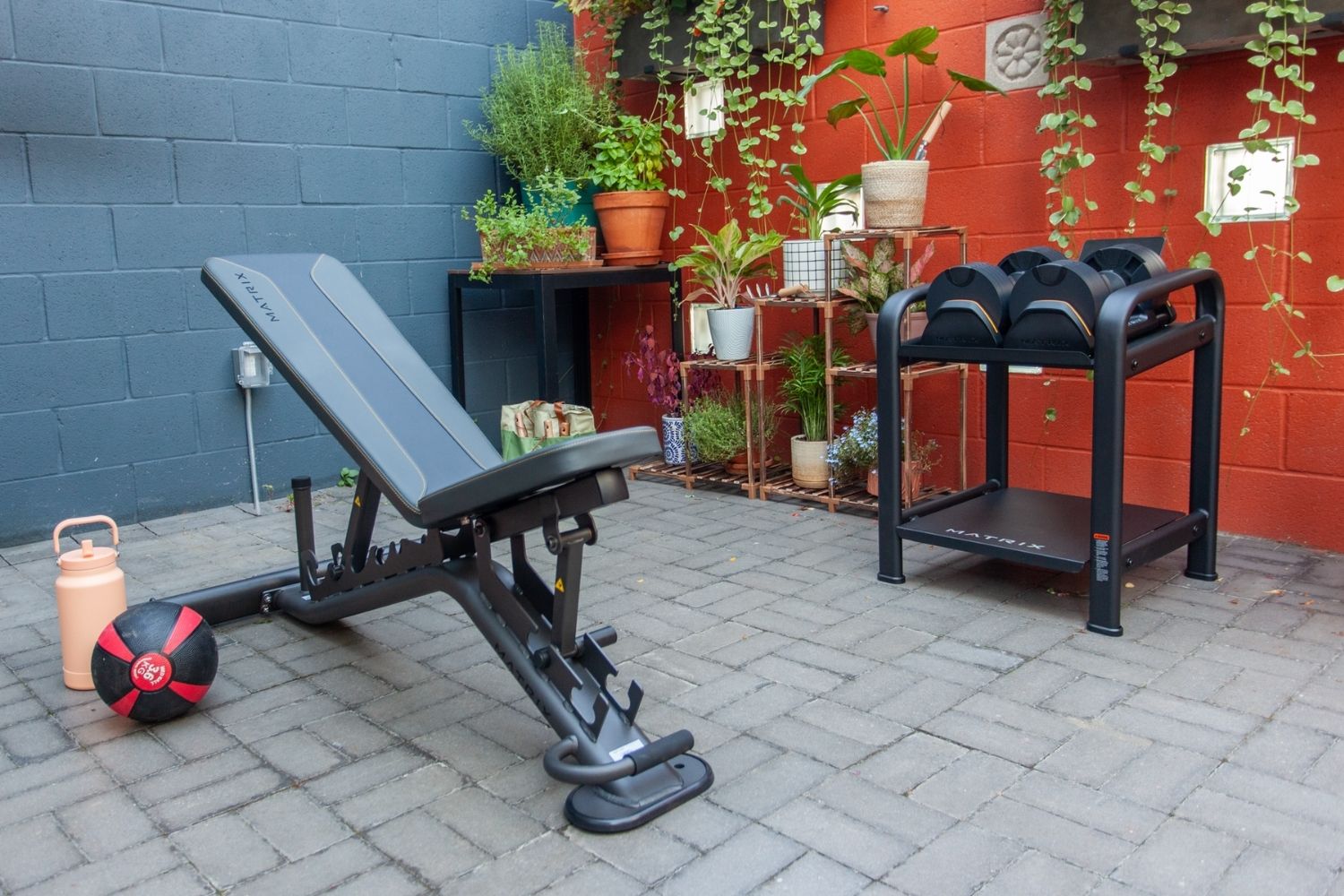 Trénink s jednoručkami na lavici Matrix v domácí posilovně