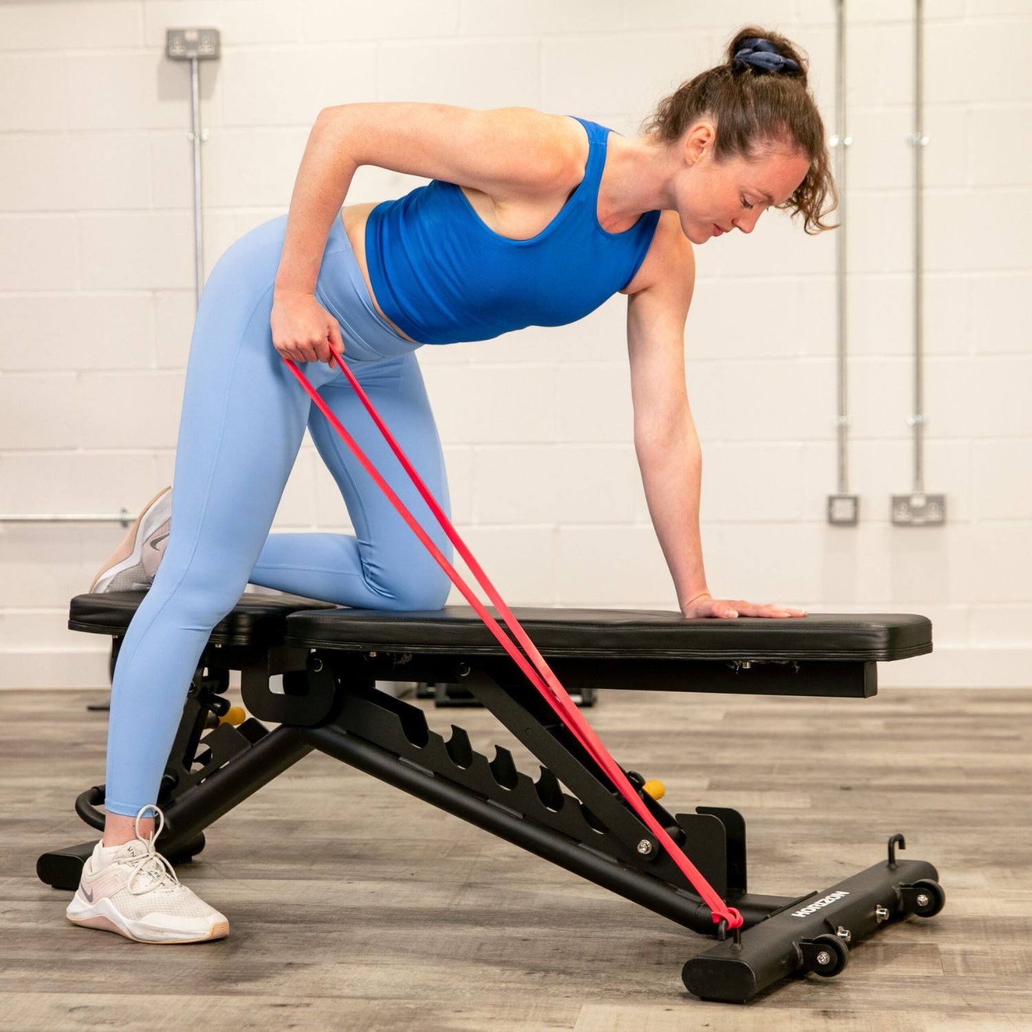 Cvičení s odporovou gumou na lavici Horizon HBN50