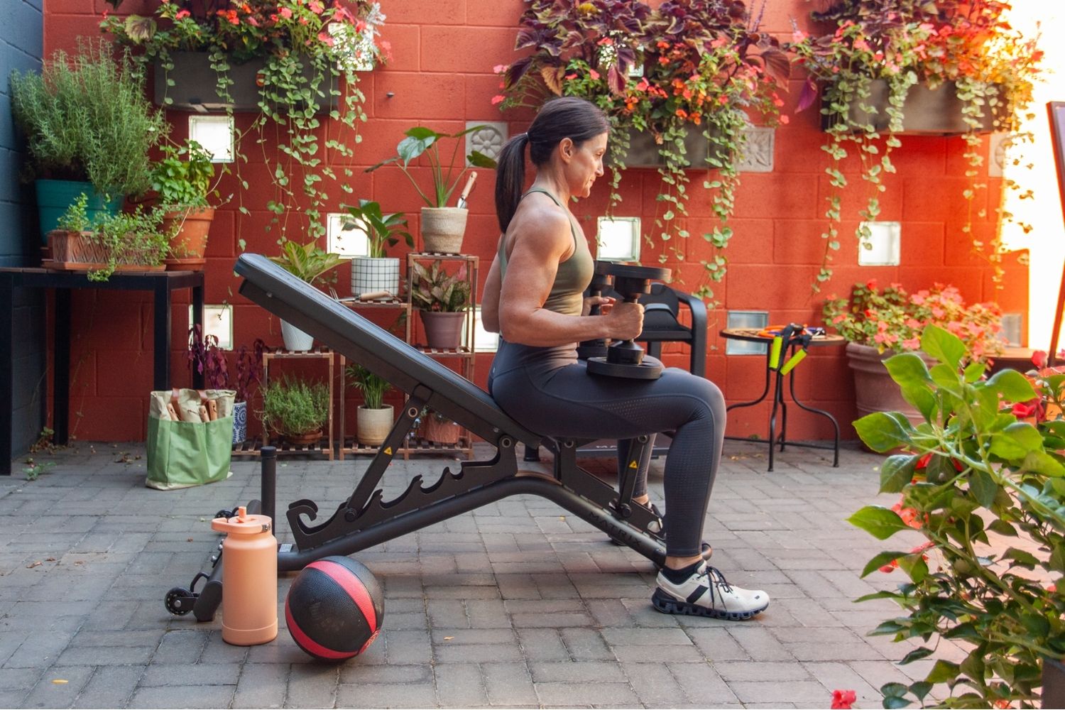 Posilovací lavice Matrix v moderním interiéru