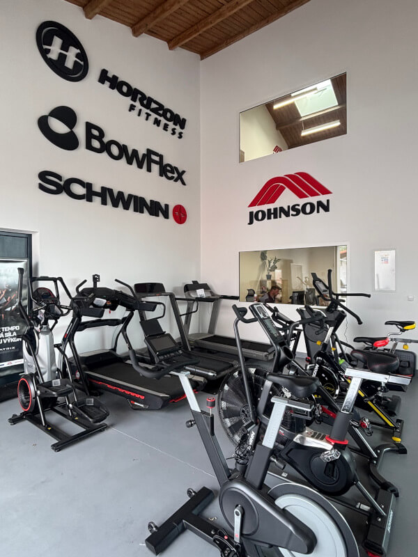 Cyklotrenažéry a bežecké pásy v showroome Johnson Fitness