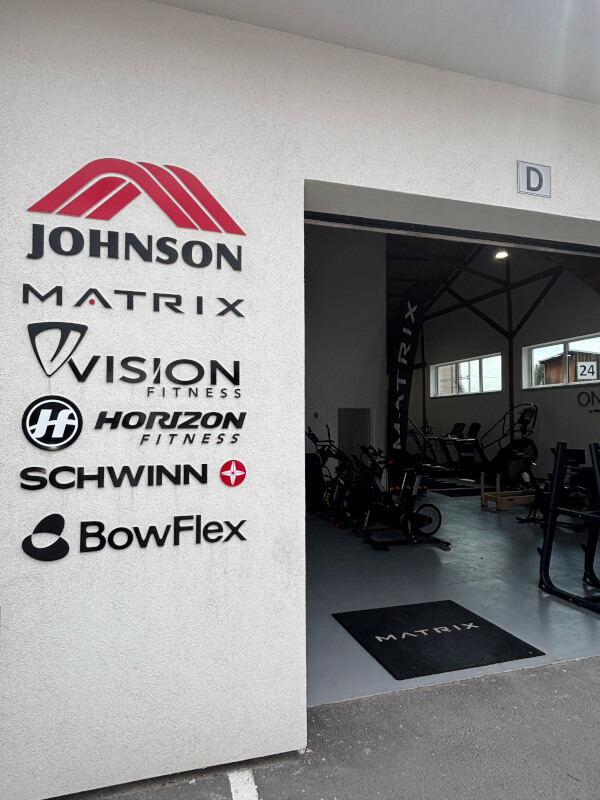 Logá fitness značiek pri vstupe do pražského showroomu