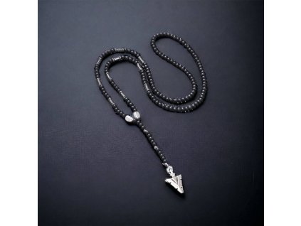 Náhrdelník z korálků černý s trojúhleníkovým přívěskem designový