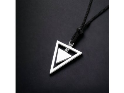 náhrdelník s trojúhleníkovým přívěškem z nerezové oceli černé pozadí