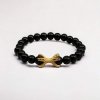 minerální náramek se zirkony se spáry zlatý bílé pozadí onyx černý