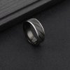 prsten dvoubarevný z nerezové oceli černé pozadí