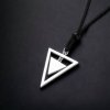 náhrdelník s trojúhleníkovým přívěškem z nerezové oceli černé pozadí