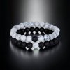 Náramek černo bílý jednoduchý minerální černý pozadí