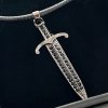 náhrdelník meč se zirkony na kůži