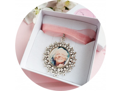 Vzpomínkový medailon s fotkou na svatební kytici - květiny