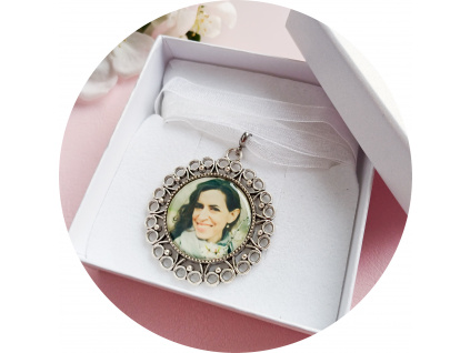Vzpomínkový medailon s fotkou na svatební kytici - kolečka
