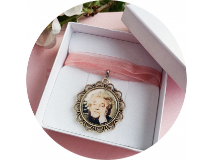 Vzpomínkový medailon s fotkou na svatební kytici - krajka