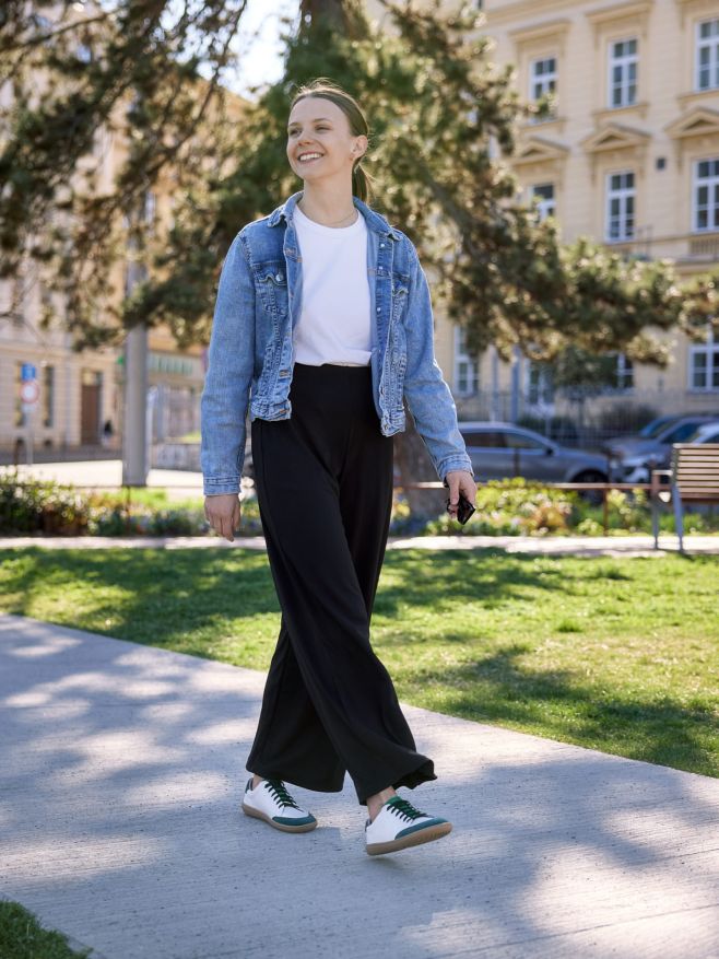 Jarní sluníčko, čistá hlava a nohy v pohodlí. Nic víc k radosti nepotřebujeme. ☀️👣 Doufáme, že si tyhle dny užíváte stejně...