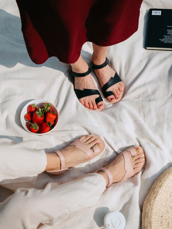 Náš recept na perfektní slunečné odpoledne: 1️⃣ Rozprostřít deku v trávě. 🧺 2️⃣ Přibalit čerstvé jahody a dobré kafe. 🍓☕...
