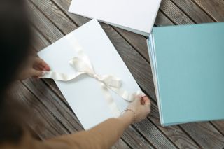 Tip na originální dárek pro čerstvé rodiče 🎁 Darujte něco, co má opravdovou hodnotu – prostor pro uchování všech prvních...