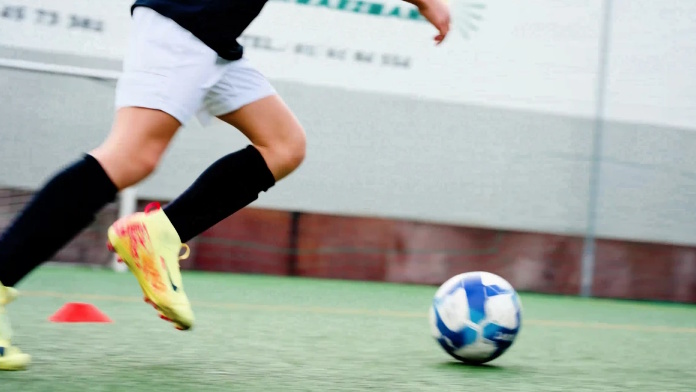 Fotbalista v akci se smart chrániči