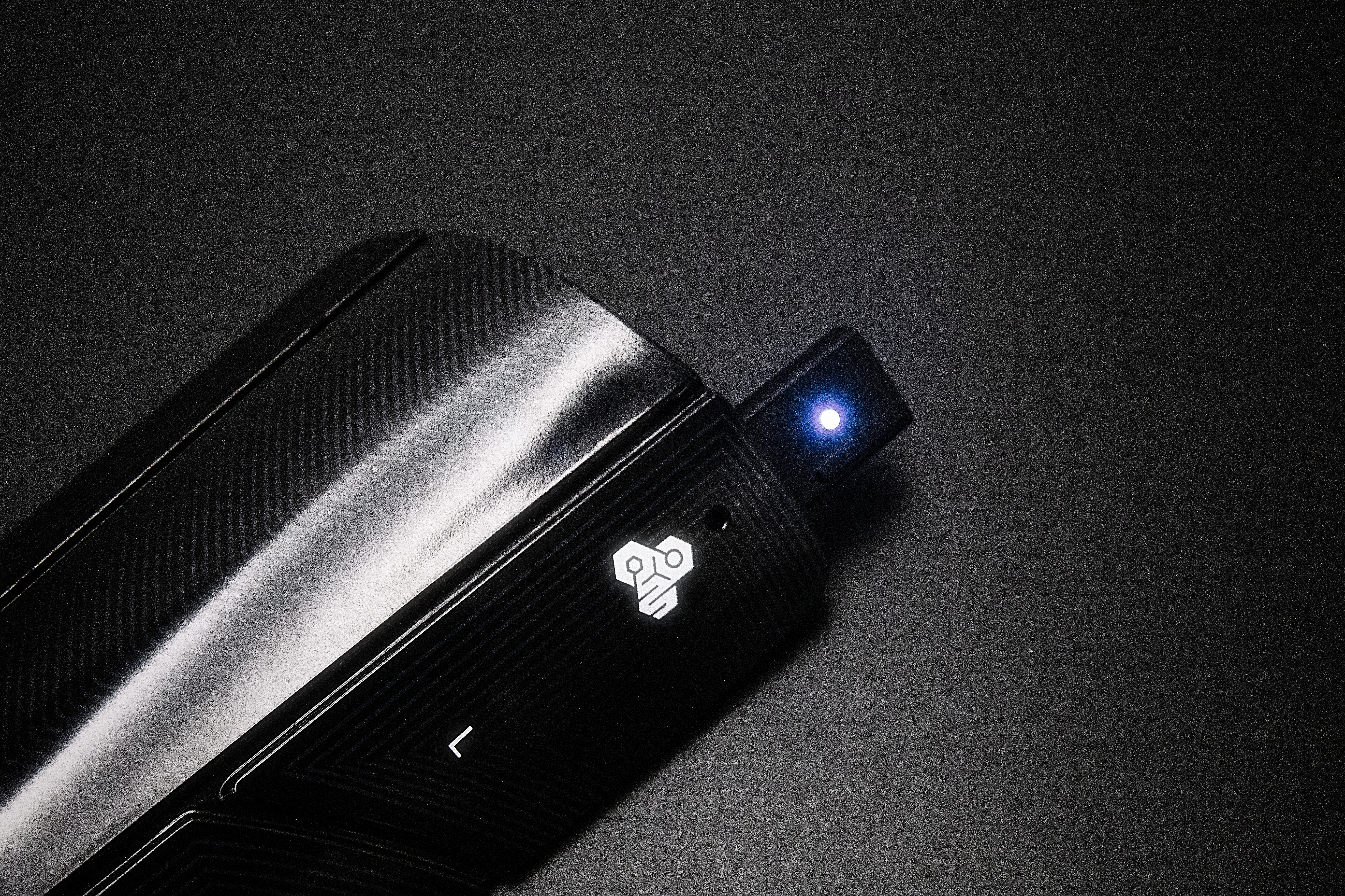 Tracker zasazený do chrániče holení