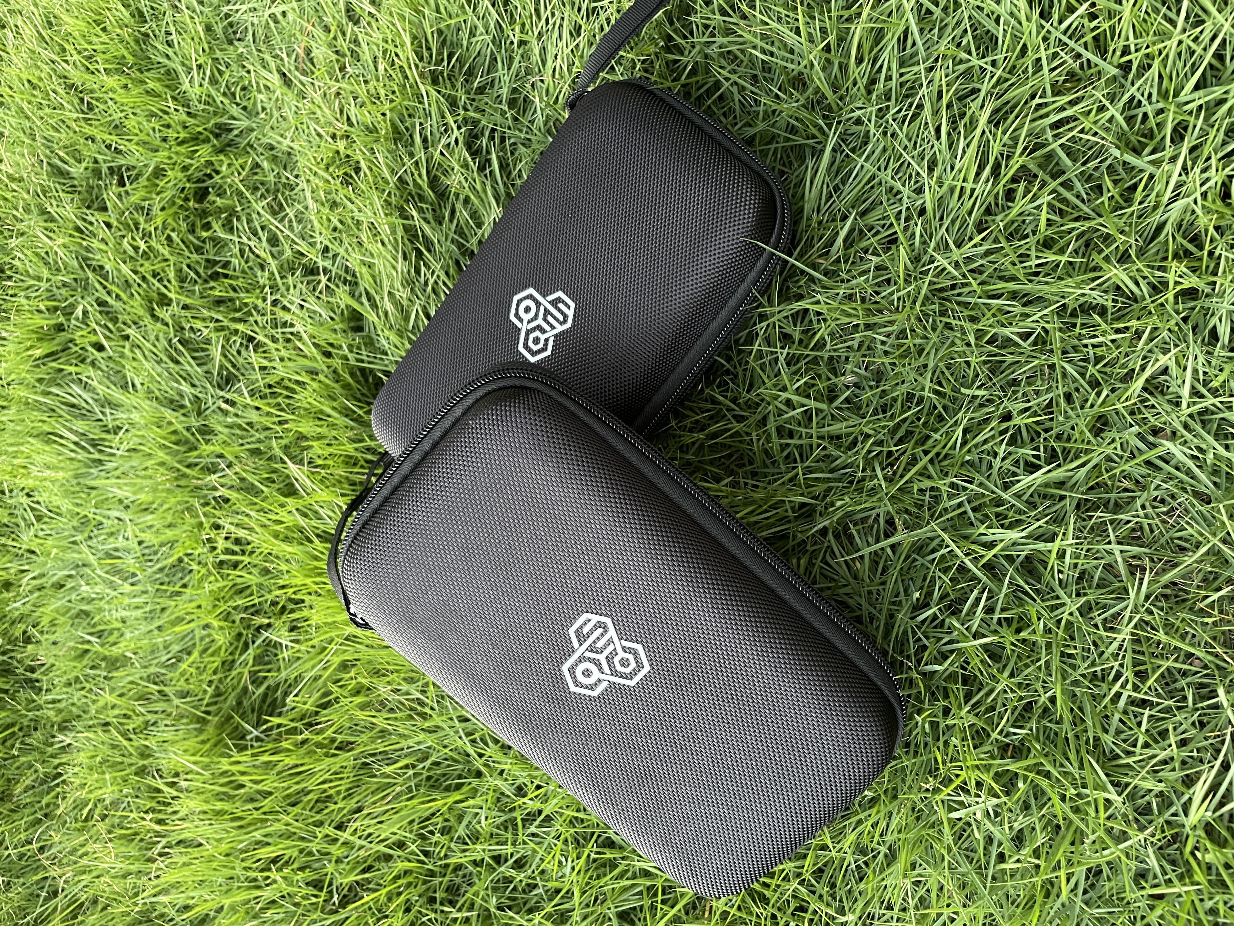 Přenosné pouzdro s trackery