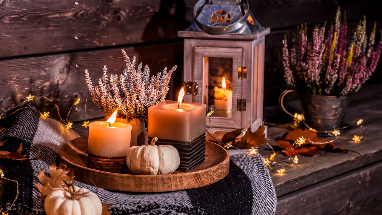 Jesenné dekorácie v spojení so svetlom, ktoré robí atmosféru