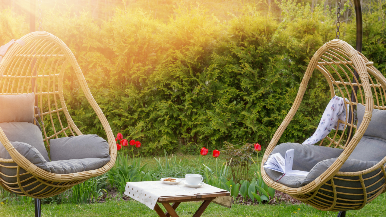 Letný raj v záhrade so záhradnými dekoráciami z dreva