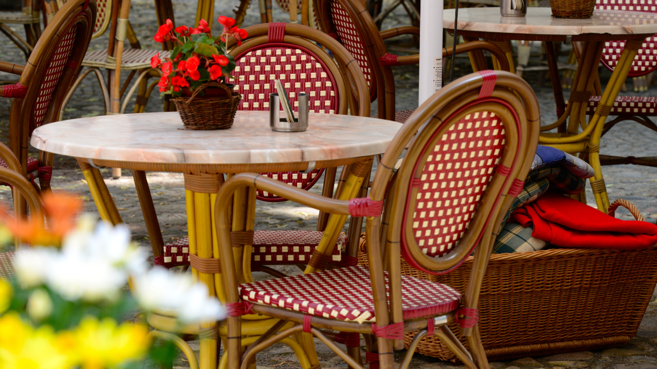 Vyčarujte si francúzske bistro. Ako vybrať štýlové šálky a podšálky na kávu?