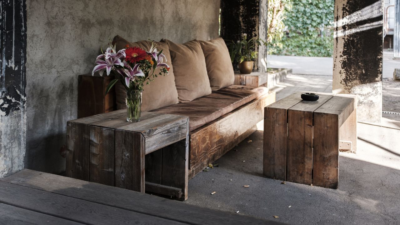 Ako vybrať drevené dekorácie do záhrady a nábytok v rustikálnom štýle?